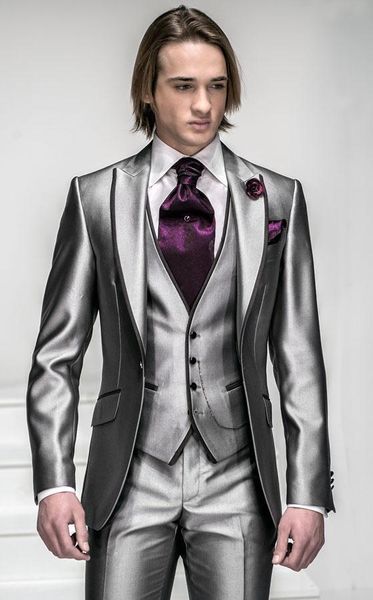 Moda Plata Gris Novio Esmoquin Pico Solapa Padrinos de boda para hombre Vestido de novia Popular Hombre Chaqueta Blazer Traje de 3 piezas (chaqueta + pantalones + chaleco + corbata) 1365