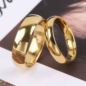 Fashion simple anneau en acier inoxydable lisse pour les femmes et les hommes Classic Gold Color Couple Anneaux de mariage Bijoux de fiançailles de mariage 240419