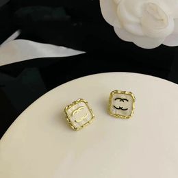 Mode eenvoudige zoete stijl Letter Designer Stud oorbellen Briefletter Hoorring voor vrouwelijke sieraden Accessoire Hoogwaardige bruiloftgeschenken