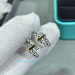 Fashion Simple Ttifeeny Moles d'oreilles polyvalentes Colorful Half Diamond Cross New Lockv Gold Electroplated 18K Advanced Precision Embedding Light Luxury