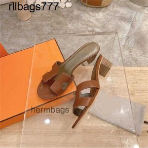 Fashion Slipper Oran Sandals Top 2024 Designer Oasis Women Ladies Luxury Leather Flat Shoe Party Shoes Taille 34-42 MBY8