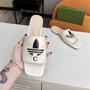 Fashion Slippers 2023 Ggity Luxe Design Summer Men Flat Bottom Women Slope Heel Letter Leer Casual Sandals 02-06