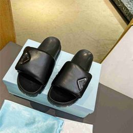 Fashion Slippers 2023 PRADITY LUXE Design Zomer mannen en vrouwen platte schoenen dik zool lederen rubberen letter logo casual cartoon slippers 03-013