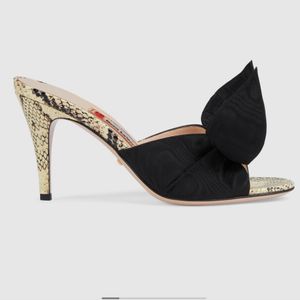 Pantoufles de mode Sandales Designers célèbres Chaussures 2024 Nouvelle fleur d'arc Serpentine Peau Cuir Épissage bicolore Talons aiguilles Sandales pour femmes avec boîte 35-41 pantoufle