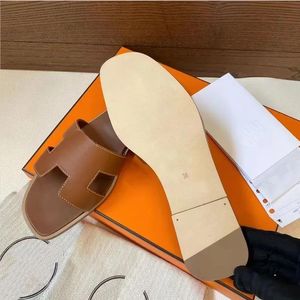 Zapatillas de moda Sandalias de diseñador para mujeres zapatillas para hombres casuales zapatos de mocasines casuales con toboganes de playa al aire libre, fondo plano con hebilla unisex oveja de cuero genuino