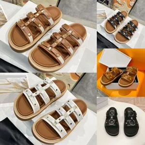 Pantoufles sildes sandales designer sandales slipper boucle en métal mots décontractés chaussures de plage extérieure glissades pantoufles plates fond avec des pantoufles en cuir authentiques