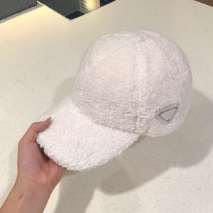 Chapeaux à petits bords à la mode pour femmes au printemps et en automne