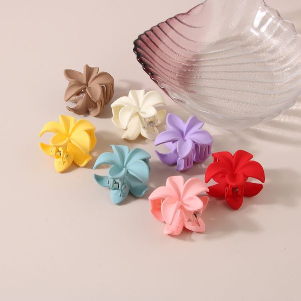 Pinzas para el cabello Frangipani de Color sólido a la moda, garra de 4CM para el cabello, pinzas para el cabello con flores mate, soporte para cola de caballo de resina 2908