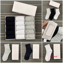 Mode solide sport hommes chaussettes classique noir et blanc gris basket-ball absorbant la transpiration chaussette respirante Sportsocks