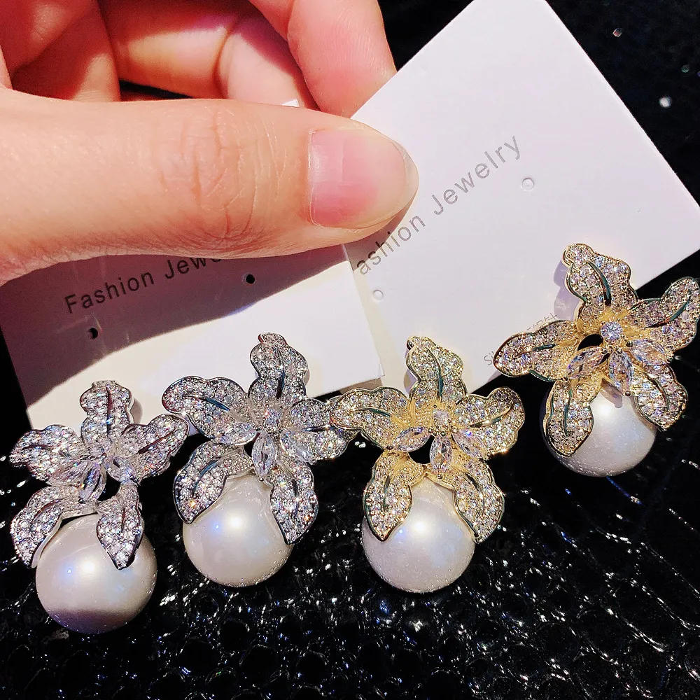 Orecchini a forma di fiore scintillante di moda per le donne Designer di lusso Orecchini di perle con zirconi di diamanti Collezione di gioielli classici chic