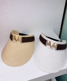 Moda Sombrero de paja Visor Diseñador de visores Castet Hats Casquette Summer Beach Hats Grass Braid Diseñadores Sunhat Women Wide Brim 2417662