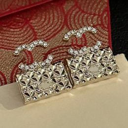 Boucles d'oreilles de mode Boucles d'oreilles de créateur Lettre Bijoux Femmes Plaqué Or 18 carats Matériau en Cuivre Cristal Perle Exquis Cadeau De Noël De Mariage
