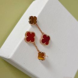 Boucles d'oreilles de mode Boucles d'oreilles de créateurs Rouge Trèfle à quatre feuilles Bijoux Femmes Or Rose Cuivre Matériel Exquis Mariage Voguish Cadeau de Noël