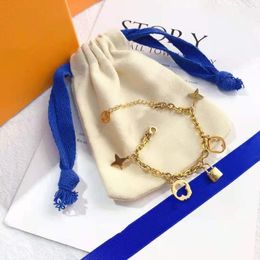 Estilo de moda pulsera de diseñador Mujeres Brazalete Pulsera Brazalete Cadena Diseñador Carta Joyería Chapado en cristal Acero inoxidable Amantes de la boda Pulsera de regalo