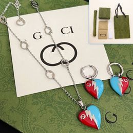 Estilo de moda Collar de regalo Conjunto de aretes Diseñador de marca Diseño de collar de joyería para mujeres Pendientes de regalo Conjunto de joyería de marca clásica con caja