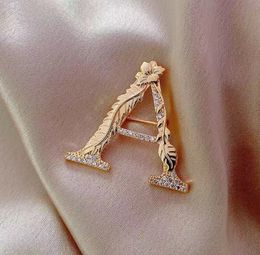 Broche de diamante de hoja de flor con letras de estilo a la moda, hermoso accesorio de traje, alfileres para mujer y niña, joyería de alta calidad