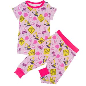 Fashion Style Pink Girl 2pcs Sets verkeersborden Korte mouwen en lange broek Kids Pyjama Summer Deskleding 240325