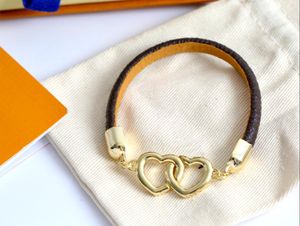 Mode-stijl vrouwen lederen ontwerper armband met gouden hart bedelarmbanden Sieraden Supply