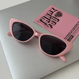 Estilos de moda Gafas de sol unisex vendidas con babeos de baches para mujeres CALIDAD Eyewear