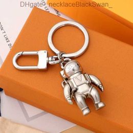 Mode élégant luxe designer porte-clés marques classiques boucle clé astronaute pendentif mat argent porte-clés pour hommes femmes G2AF