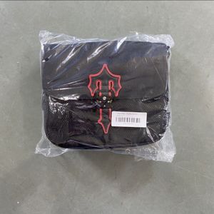 Mode élégant Trapstar Irongate T Messenger Bag 2 0 Noir Croix Rouge Sacs à main et sacs à main Sacs à bandoulière en toile et sac à main Nouveau 224B