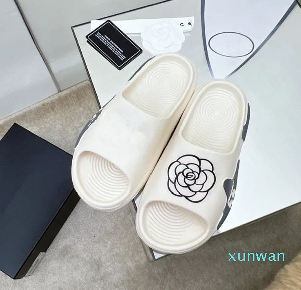 Fashion Summer Flip Flops Woman Rivets Women Sandals Bow Knot Plats plates Filles Girls Claded Cool Beach Diapes Jelly