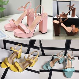 Mode zomer outdoor sandalen kristal lederen sandalen Suede Gesp goud zwart rood dames spike schoenen Party hoge hakken maat 35-42 U52652