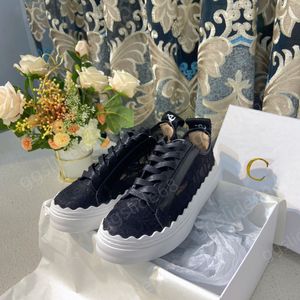 Fashion Summer Women Brand Sneakers Shoe Romantic Lady Lace Chaussures décontractées Brocade Floral Généhes de cuir 34-40