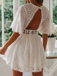 Fashion Summer Femmes Blanc Robe décontractée Backless Mini robes Hollow Out Floral Coton Parton Robe Robe 18504 240426