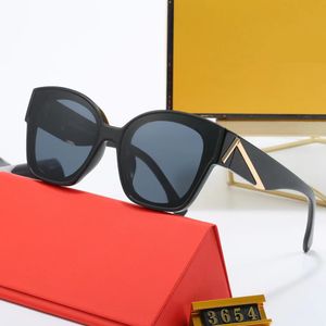 Gafas de sol de moda Diseñador para mujeres Hombres Gafas de sol Ojos de gato Gafas con montura ovalada UV Propiedad caliente Gafas de sol Patas de metal Miu Diseño de letras Anteojos con caja