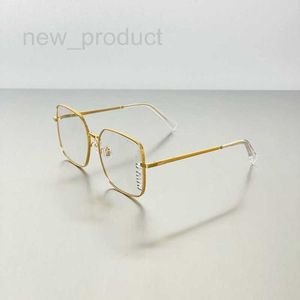 Lunettes de soleil de mode Cadres Designer Nouvelle Lettre Hollow High Edition Lunettes de soleil Femmes Square Gold Edge Ins Street Shot Lunettes de soleil pour femmes O2PY