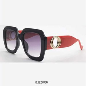 Mode zonnebrillen frames nieuwe trendy voor mannen vrouwen modieuze en gepersonaliseerde omgeving met uitgeholde metalen decoratieve zonnebril op de le