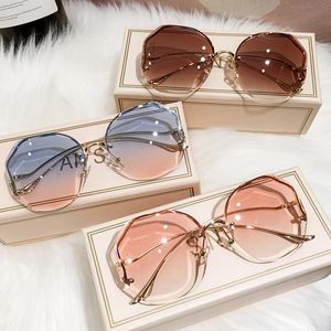 Mode Lunettes De Soleil Cadres Thé Gradient Sans Monture Femmes Océan Coupe De L'eau Garni Lentille Métal Courbé Temples Lunettes De Soleil Femme UV400 EyewearFashi