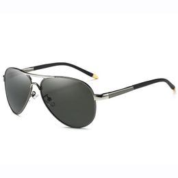 Pilotos de moda Gafas de sol polarizadas Hombres 60 mm Diseñador Classic Glases Sun Mirror Marco de metal UV400 Eyewear al aire libre