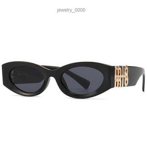 Gafas de sol de moda Miu Personalidad para mujer Espejo Pierna Metal Diseño de letra grande Multicolor SMU09 11WS Marca Gafas Outlet de fábrica Promocional Especial O8B6