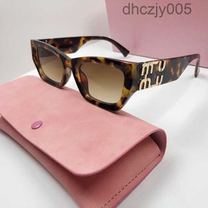 Lunettes de soleil de mode Mu Femmes Personnalité Miroir Jambe Métal Grande Lettre Design Multicolore Marque Lunettes Factory Outlet Promotionnel Spécial ZB3J ZB3J QVBC