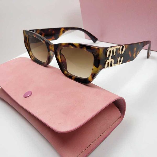 Gafas de sol de moda MU Personalidad para mujer Espejo Pierna Metal Diseño de letra grande Multicolor Marca Gafas Outlet de fábrica Promocional especial CH8N