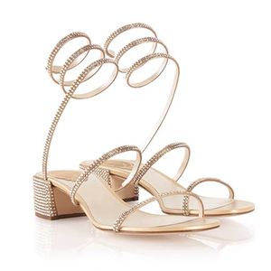 Cleo strass verfraaide dikke hakken sandalen 45 mm strass vetersluiting omwikkelbare avondschoenen Gouden lage hakken Sandalen en slippers dames luxe ontwerpers schoenen