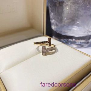 Mode Tifannissm Ring online winkel T-ring met hetzelfde type micro-zirkoon is licht luxueus modieus, past bij het temperament en heeft een originele doos