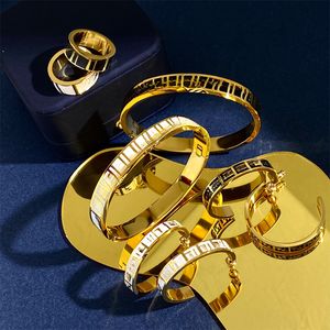 Bracelet en acier en titane de mode Nouvelle lettre Gold Retro Black Lettre goutte à huile Boucle Bracles pour les bijoux de mariage