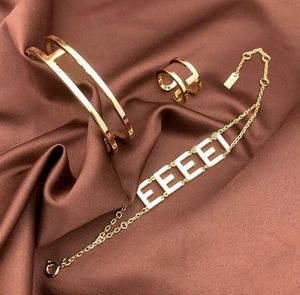 Mode titane acier bracelet boucles d'oreilles anneaux ensembles gravés F initiales lettre paramètres femmes 18K plaqué or bracelet boucles d'oreilles bijoux cadeaux d'anniversaire HFS12 --04
