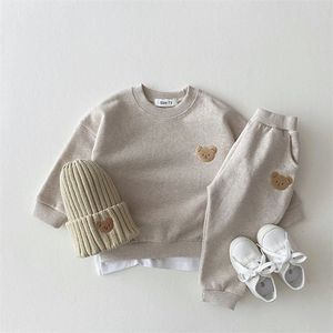Mode peuter babyjongens meisje herfstkleding sets kleding set kinderen sportbeer sweatshirt broek 2 stks pakken outfits 220507
