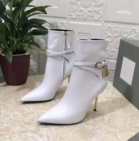 Moda de nivel superior Decoración de candado Cuero de becerro Botas de tobillo Zapatos con cremallera lateral Estilete puntiagudo Botas cortas Run Way Diseñadores de lujo Zapato Mujer Fábrica Caja de calzado