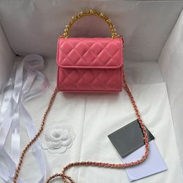 Sac de marque de qualité supérieure à la mode, design de chaîne, lettre logo, poignée en perle, ouverture et fermeture en cuir d'agneau, petit sac à bandoulière, sac messager pour femme rose classique.