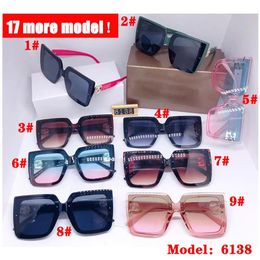 Modetrend-Designer-Edition-Sonnenbrillen für Männer und Frauen. Eine Vielzahl von Formen im Business-Casual-Stil mit verschiedenen Farben zur Auswahl