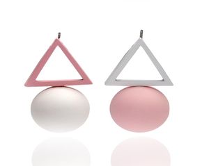 Pendientes con forma de bola triangular para mujer y niña, aretes con forma geométrica, color blanco, rosa y azul, joyería entera SKU35533638024