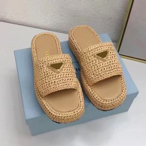 Tejido de paja Zapatillas Sandalia Moda Rafias Diseñador de lujo Mujeres Casual Zapato Viaje Plano Zapatilla Negro Blanco Triángulo Plataforma Diapositiva Hombres Playa Sliders Sandale Box