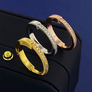 Mode u -vormige slotstijl vrouwen dunne diamanten bandring, gegraveerde letter paren minnaar sieraden vrouwen trouwring t 18k goud