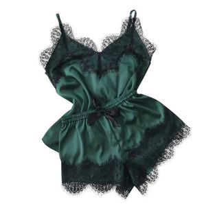 Mode Underewar femmes vêtements de nuit Sexy Satin pyjama ensemble dentelle noire col en v pyjamas sans manches mignon Cami haut et short Q0706