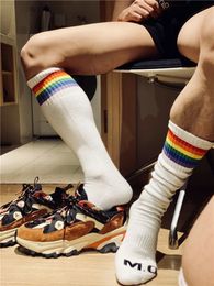 Moda Diseño único Arco iris Calcetines de algodón a rayas Sexy Hombres gay Deportes Tubo largo Fútbol Cómodo 240112